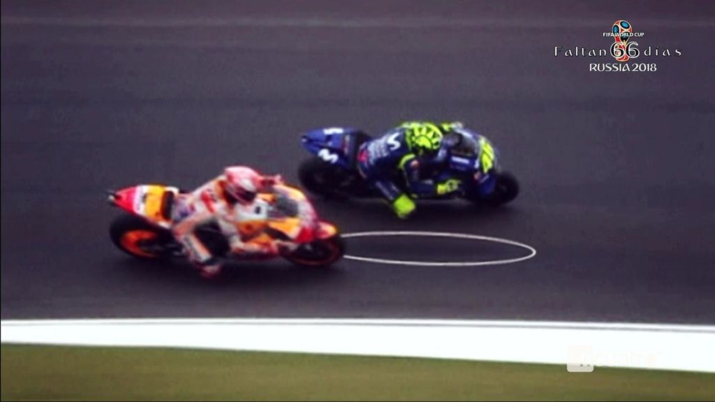 Un parche de agua hizo que Márquez no pudiera frenar para evitar el golpe con Rossi