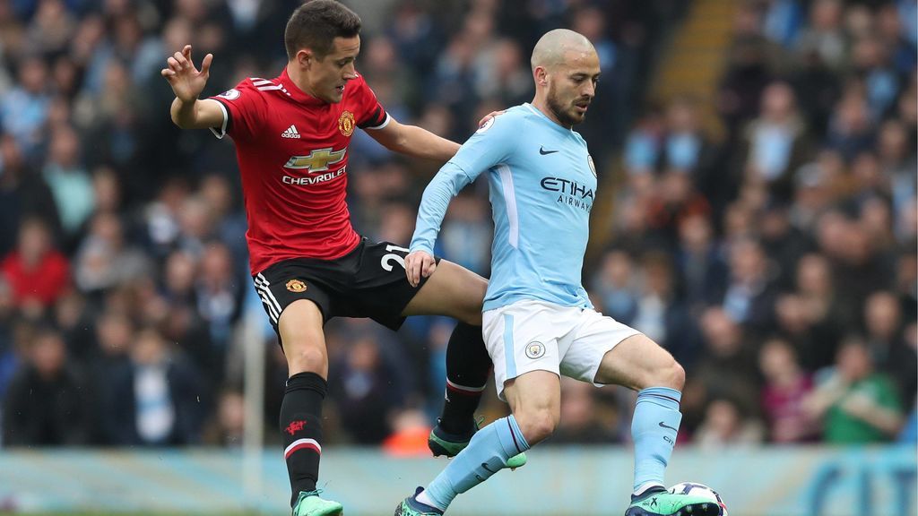 Acusan a Ander Herrera de escupir el escudo del City tras el derbi de Manchester