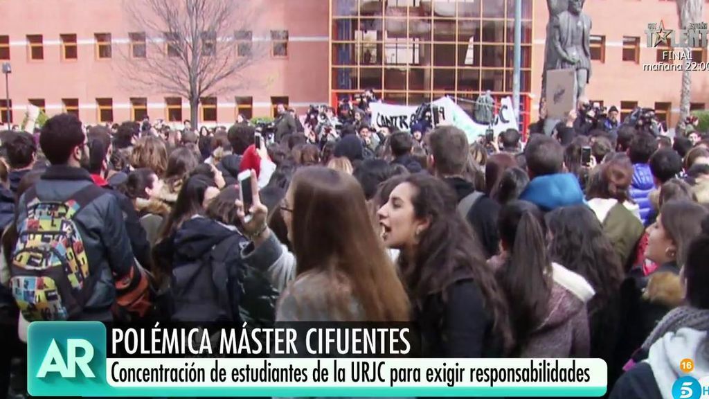 Los alumnos de la URJC se concentran para pedir la dimisión de Cifuentes