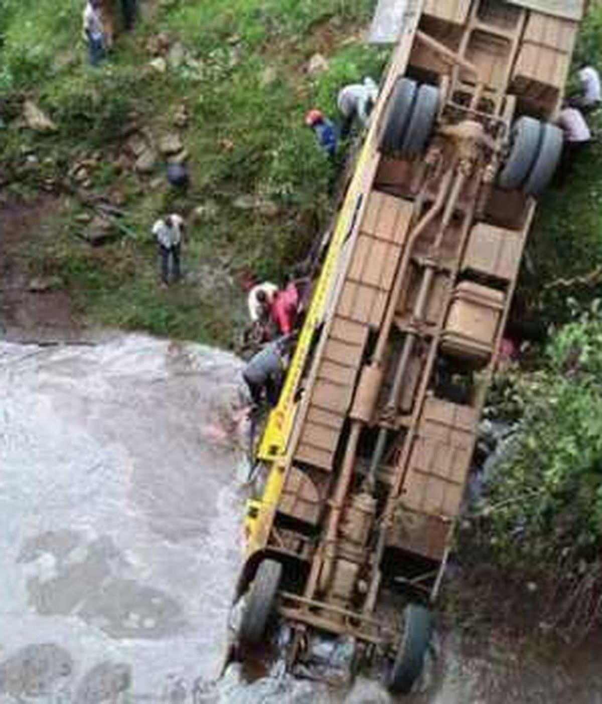 Mueren 17 personas tras caer un autobús a un río en el suroeste de Kenia