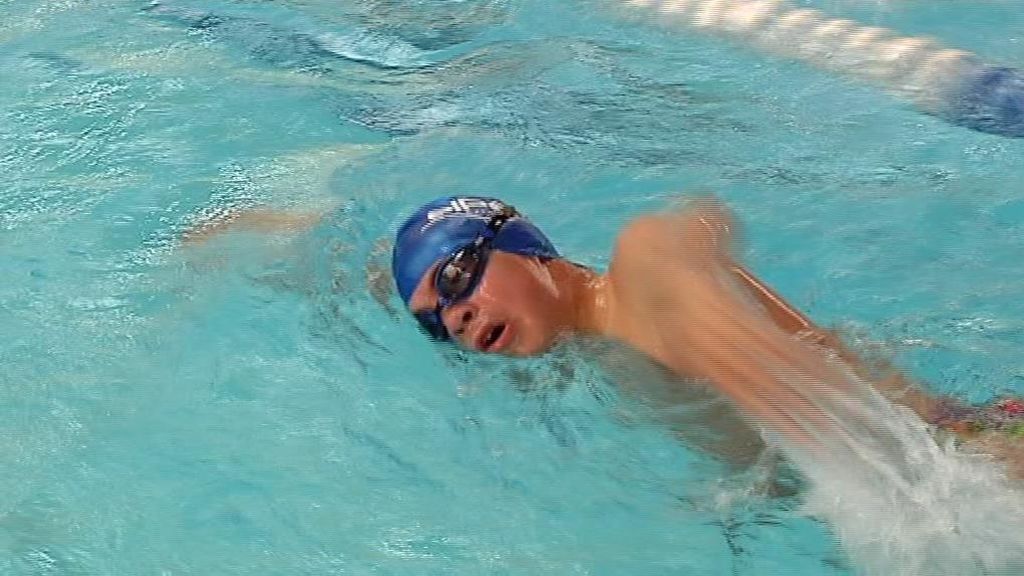 Emotivo recibimiento en el colegio a un joven nadador con Síndrome de Down