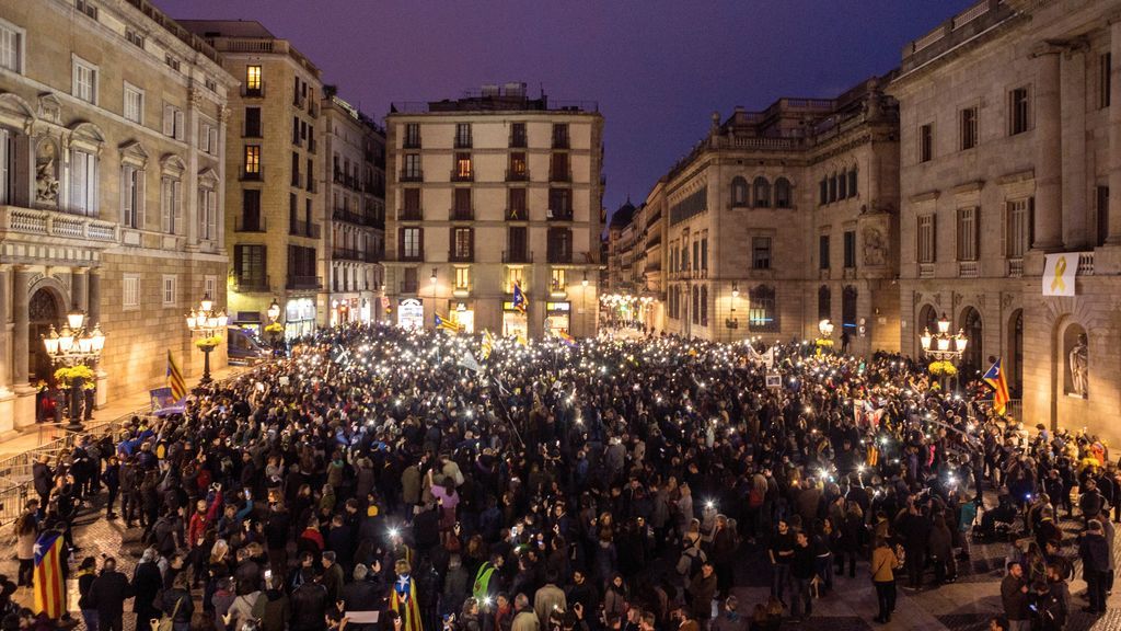 Miles de personas se manifiestan en Cataluña contra las detenciones de los CDR