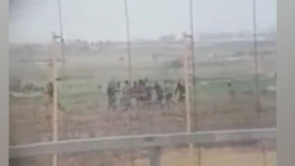 Un francotirador del Ejército de Israel mata a un palestino entre la alegría de otros soldados