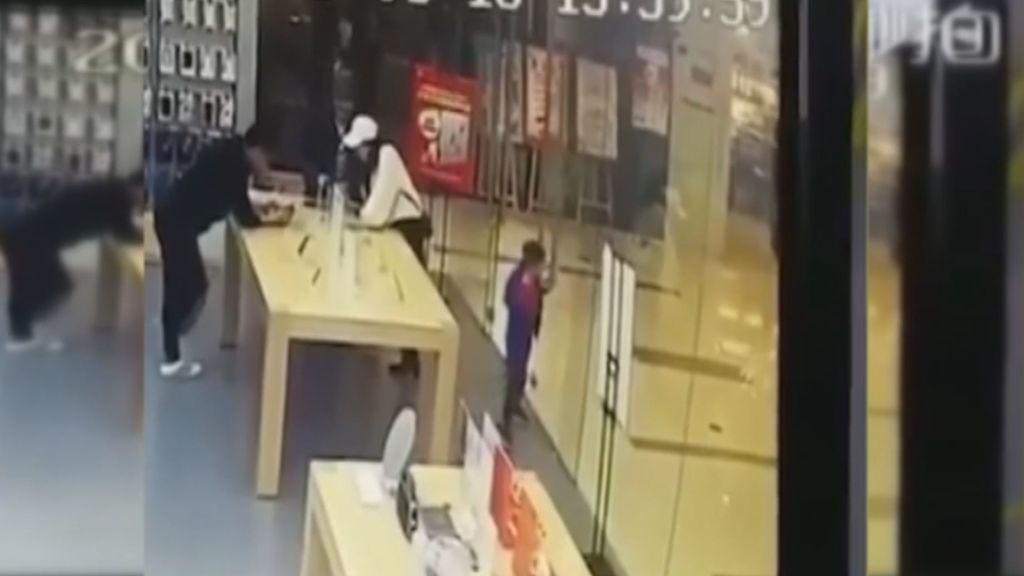 Un niño de cuatro años se corta la cara al romperse una puerta de cristal en una tienda