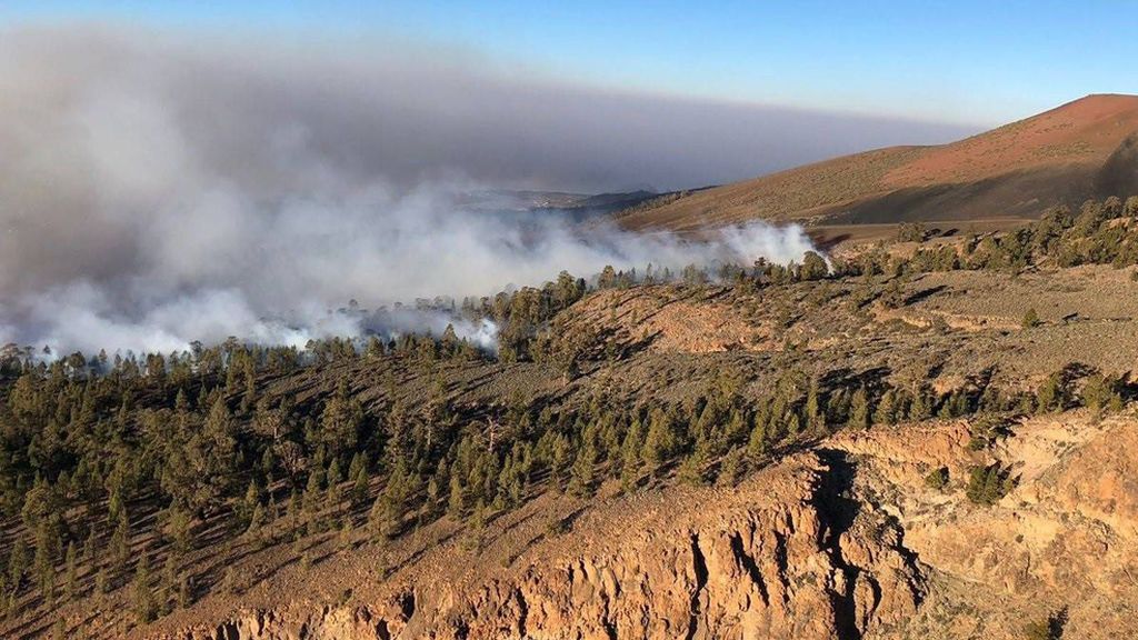 El fuego en el sur de Tenerife, que ya ha arrasado 330 hectáreas, continúa fuera de control