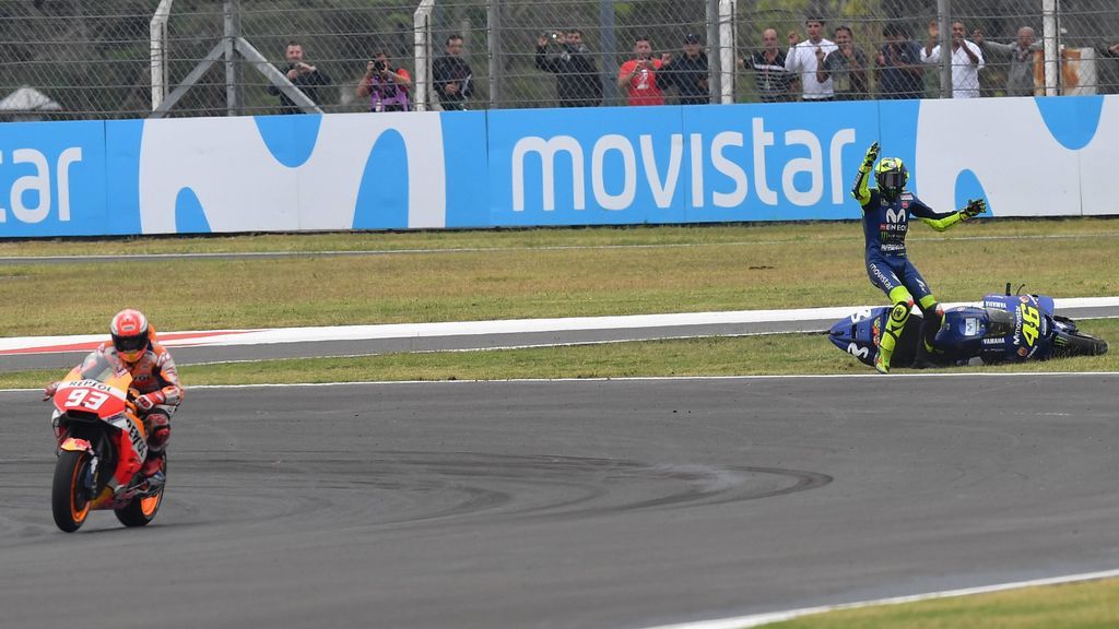 “¿Crees que estás jugando a la Play?”: Márquez cuelga la primera foto tras tirar a Rossi y los seguidores del italiano la toman con él