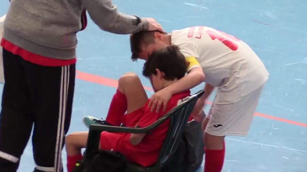 Entre lágrimas y con 12 años: Aitor da una lección al fútbol yendo a abrazar a su rival tras hacerle falta y ver tarjeta amarilla