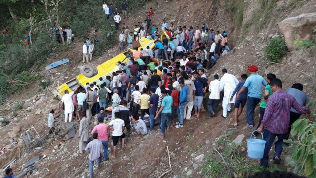 Una veintena de niños mueren al despeñarse un autobús escolar en India