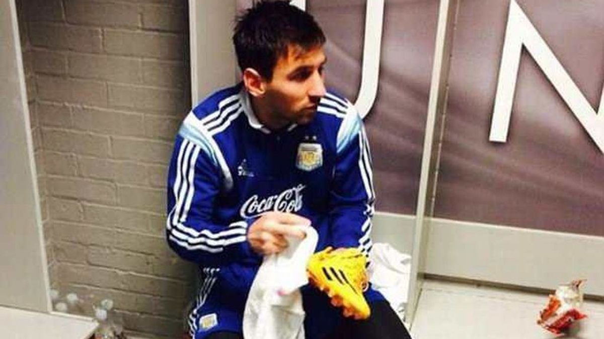 La foto de Messi limpiándose las botas que preside el vestuario de la cantera del United como ejemplo de humildad