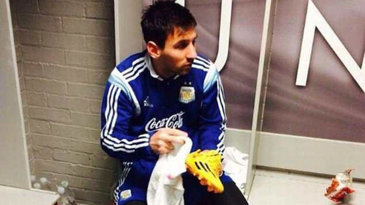 La foto de Messi limpiándose las botas que preside el vestuario de la cantera del United como ejemplo de humildad La foto de Messi limpiándose las botas que preside el vestuario de la cantera del United como ejemplo de humildad