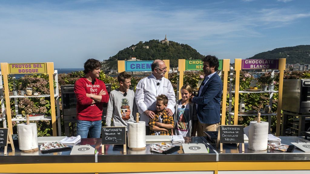 El chef Pedro Subijana, tres estrellas Michelín, junto a jurado y concursantes de 'Masterchef junior', en San Sebastián.