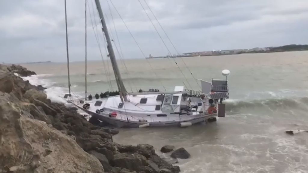 Susto de la tripulación de un velero de Cádiz que choca contra el espigón por el temporal