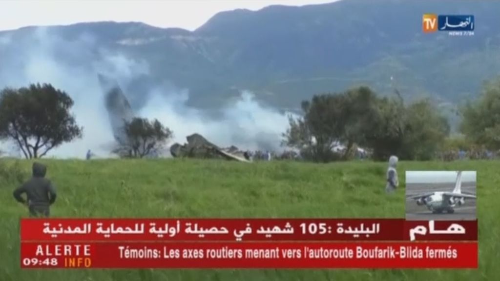Un avión con 200 militares a bordo se estrella en Argelia
