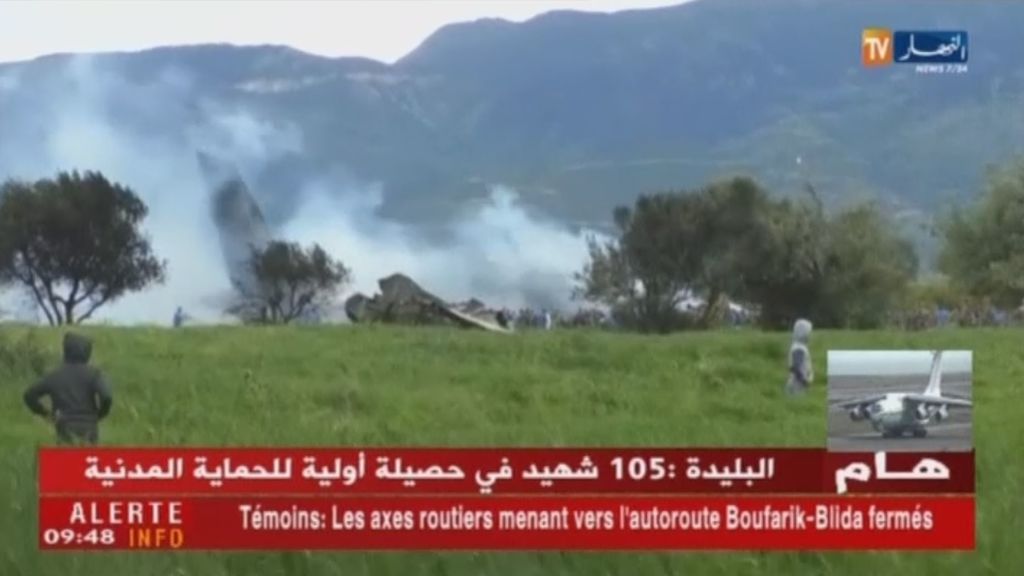 Un avión con 200 militares a bordo se estrella en Argelia