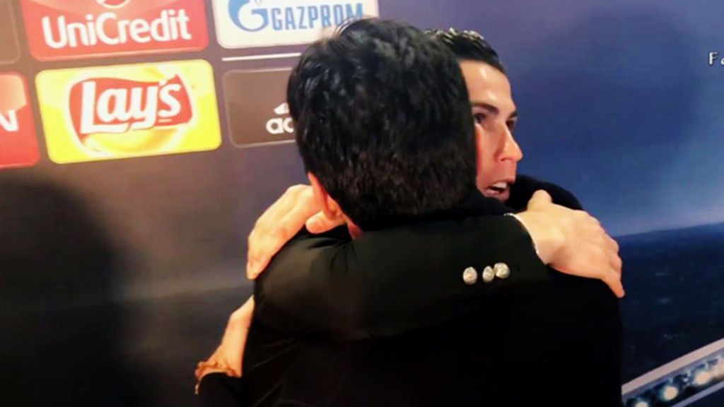 Beso, abrazo y máximo respeto: El cariñoso gesto de Cristiano con Buffon tras eliminarle de la Champions