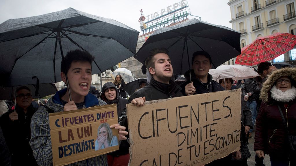 Cientos de universitarios piden la dimisión de Cifuentes en la Puerta del Sol