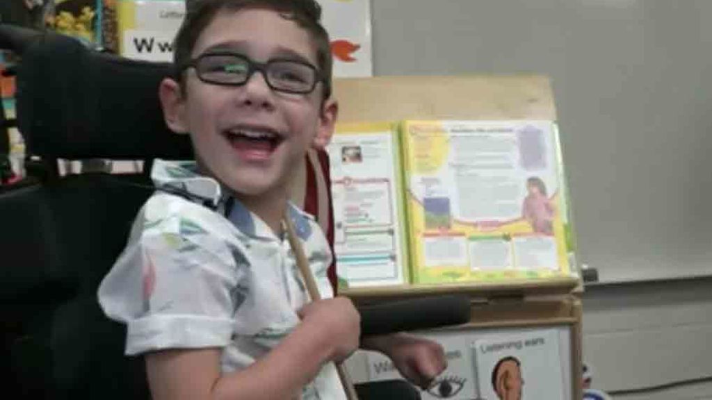 Con 5 años y parálisis cerebral, sus primeras palabras son para la bandera de EEUU