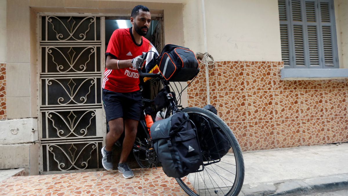 Un aficionado egipcio recorre 5.000 km. en bici para apoyar a su selección en el Mundial