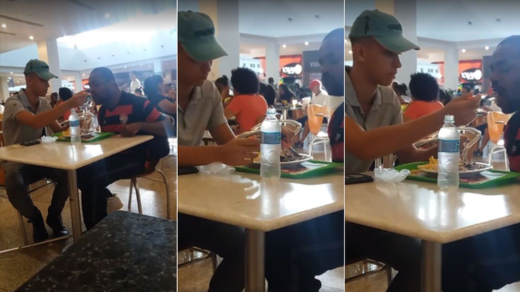 Un empleado conmueve a millones de personas tras dar de comer a un discapacitado
