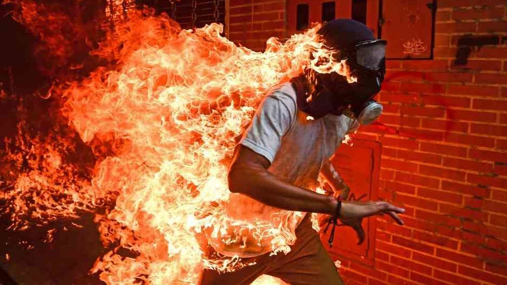 La imagen de un manifestante venezolano ardiendo se lleva el World Press Photo 2018