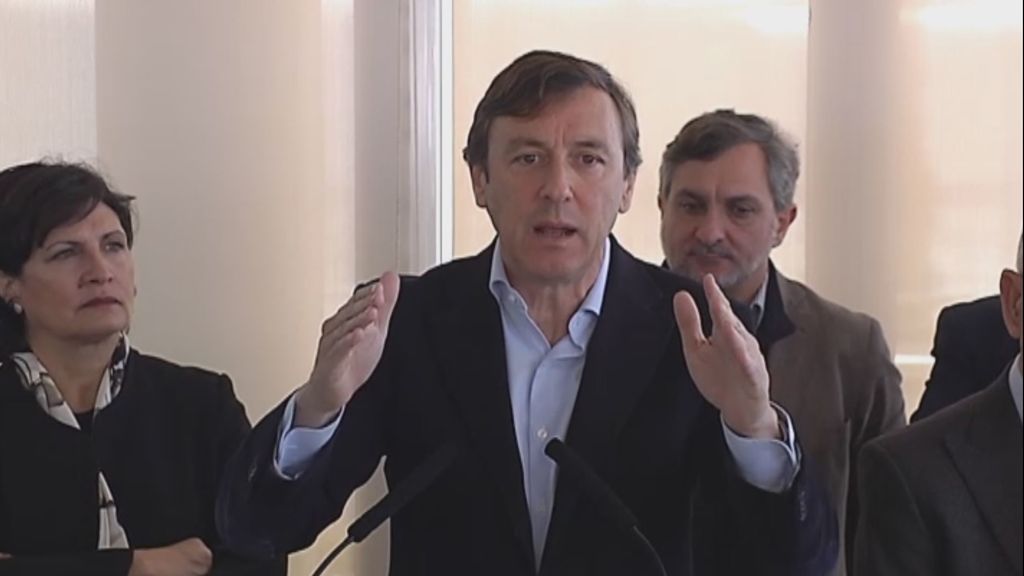 Hernando bromea con que él tiene "un máster como Dios manda, no los que hacen ahora algunos"