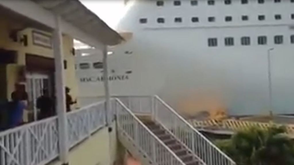 Un crucero se estrella contra el muelle de un puerto en Honduras