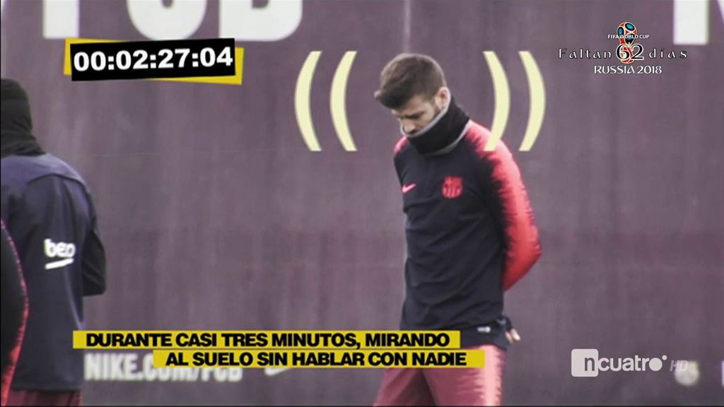Piqué, casi tres minutos mirando al suelo y muy serio en el entrenamiento del Barça Piqué, casi tres minutos mirando al suelo y muy serio en el entrenamiento del Barça