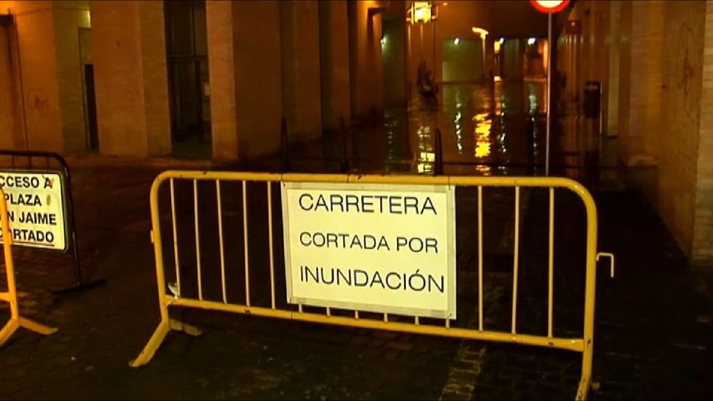 La crecida del río Ebro anega las calles de Tudela