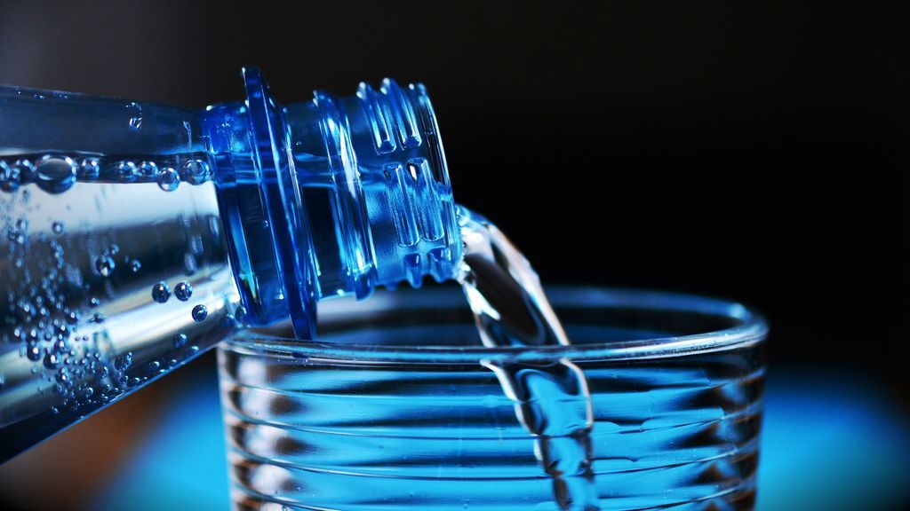 Científicos alertan de los peligros de beber ocho vasos de agua al día