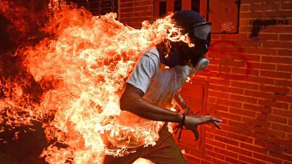 La imagen de un manifestante venezolano ardiendo se lleva el World Press Photo 2018
