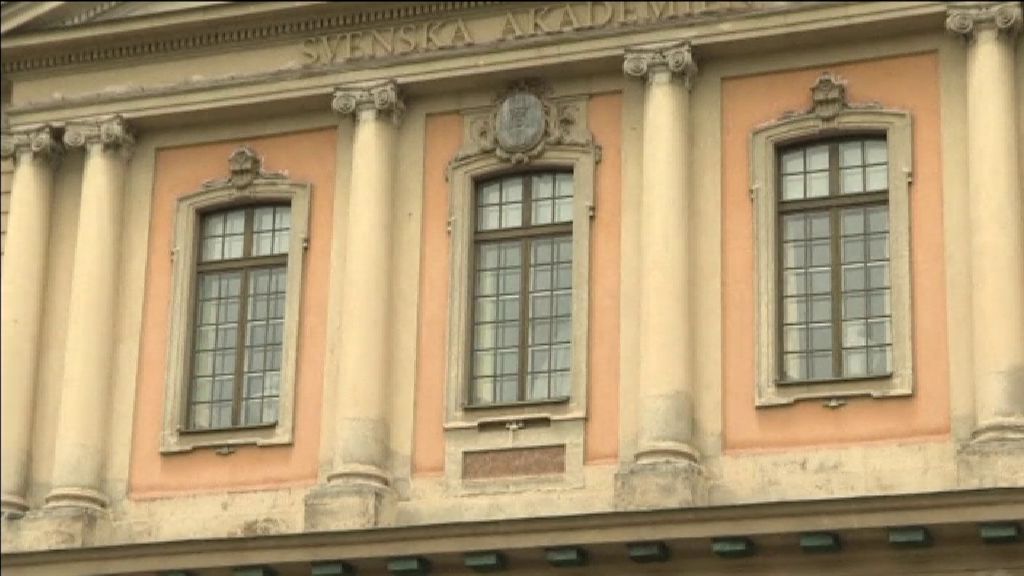 La secretaria permanente de la academia del Nobel de Literatura también presenta su dimisión