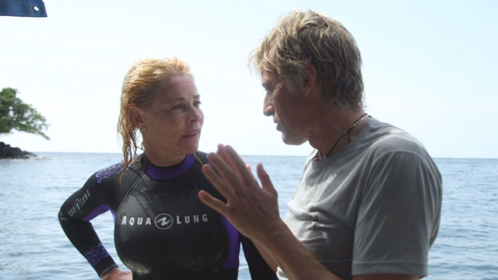 Belén Rueda y Jesús Calleja bucean en busca de un barco hundido.