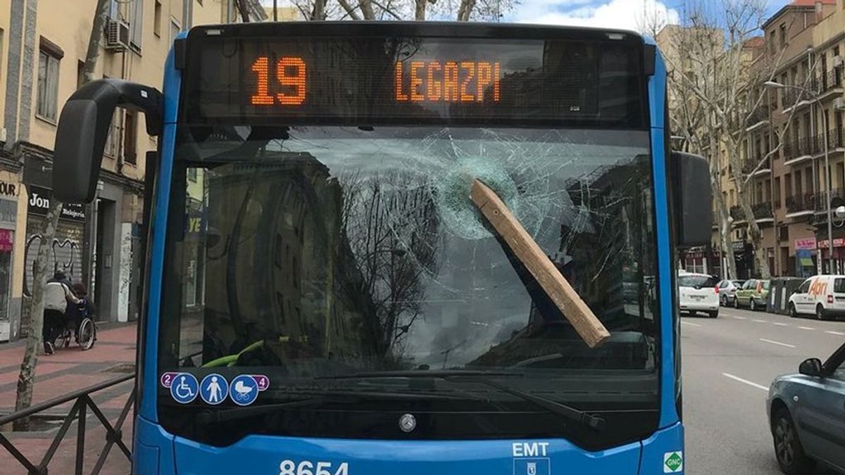 Agrede a un conductor de autobús de Madrid con un tablón de madera