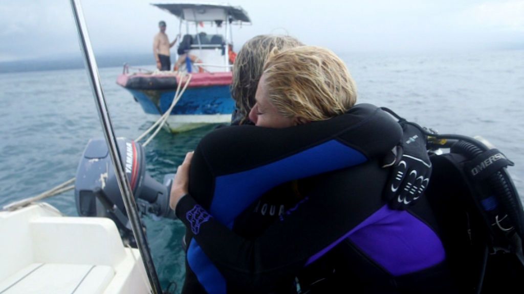Belén Rueda y Jesús Calleja bucean en busca de un barco hundido.