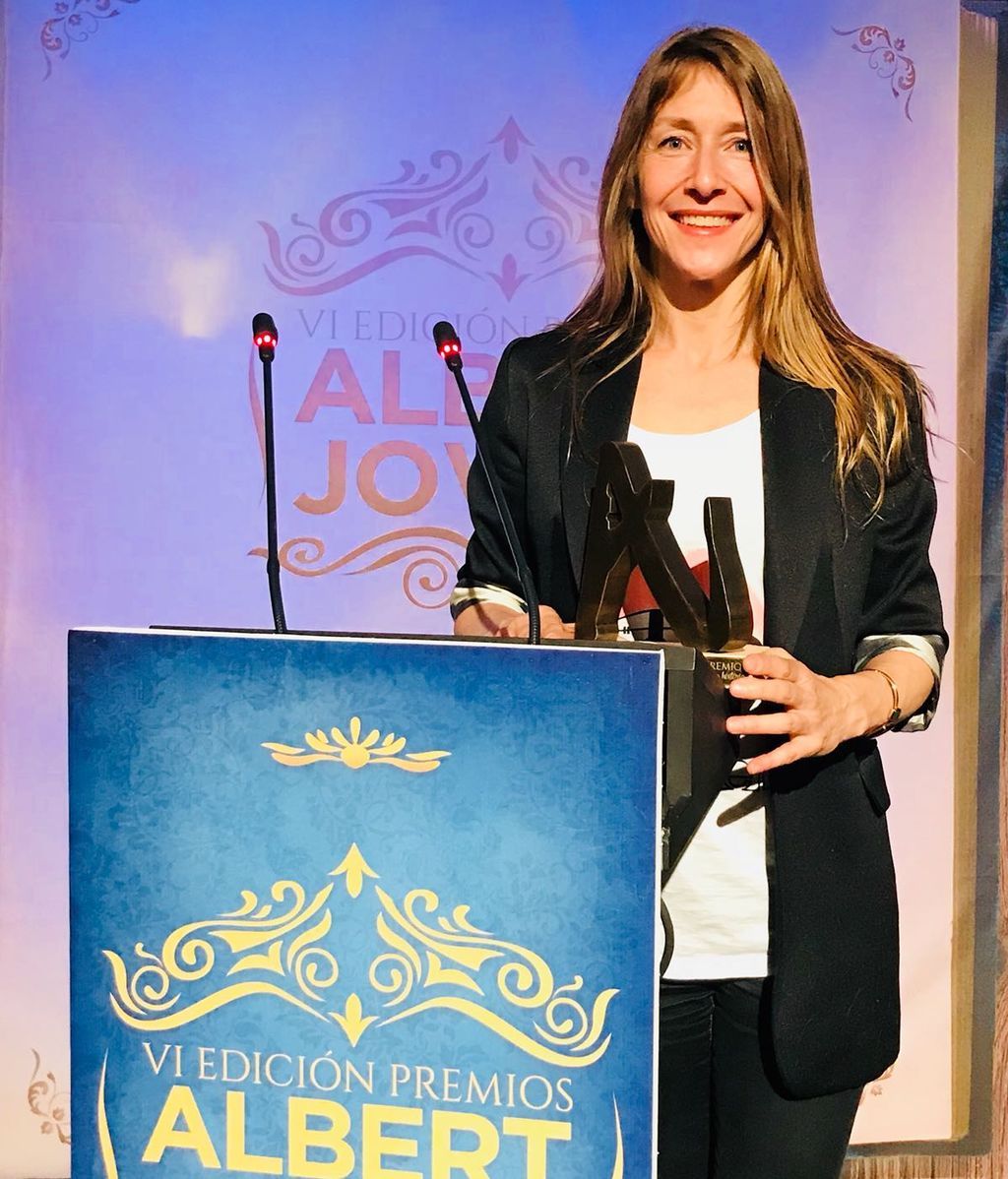 Malena Gómez, subdirectora de Imagen Corporativa de Mediaset España, recoge el premio a la ‘Labor periodística más comprometida con la normalización social del cáncer’ en la VI edición de los Premios Albert Jovell “Historias que crean la Historia”