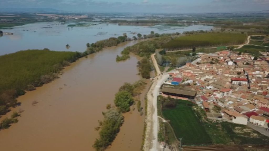 El Ebro deja campos anegados, carreteras cortadas y vecinos evacuados en Aragón