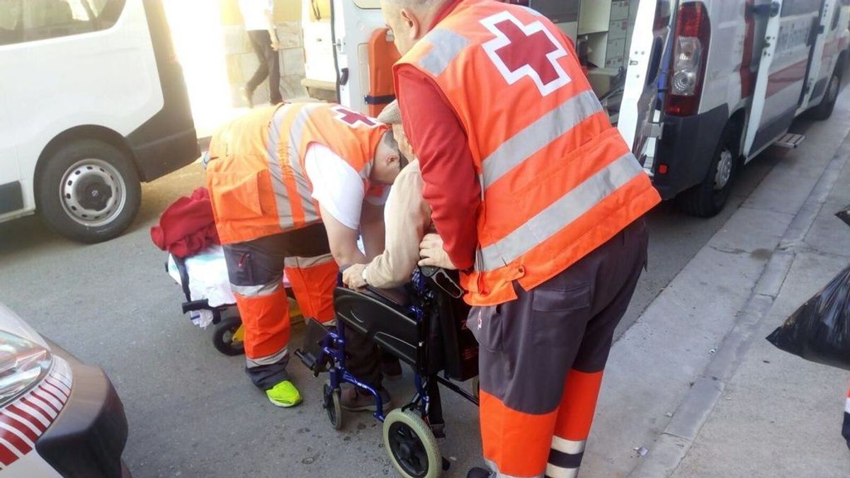 Cruz Roja traslada a casi 40 personas dependientes por la crecida del Ebro