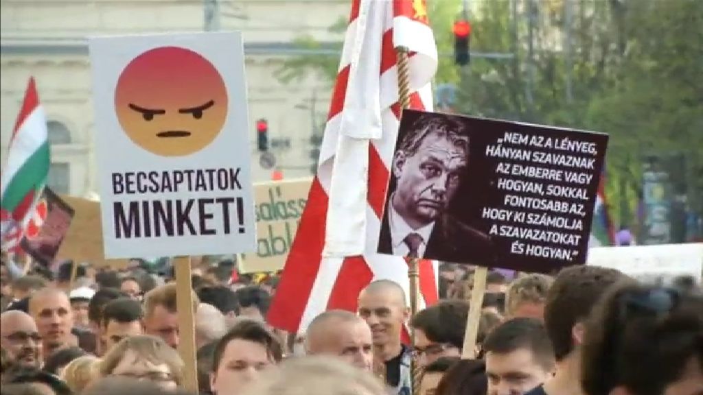 Miles de húngaros toman las calles de Budapest contra el presidente Orban