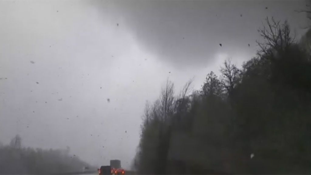 Un tornado sorprende en Arkansas a un grupo de vehículos en la carretera