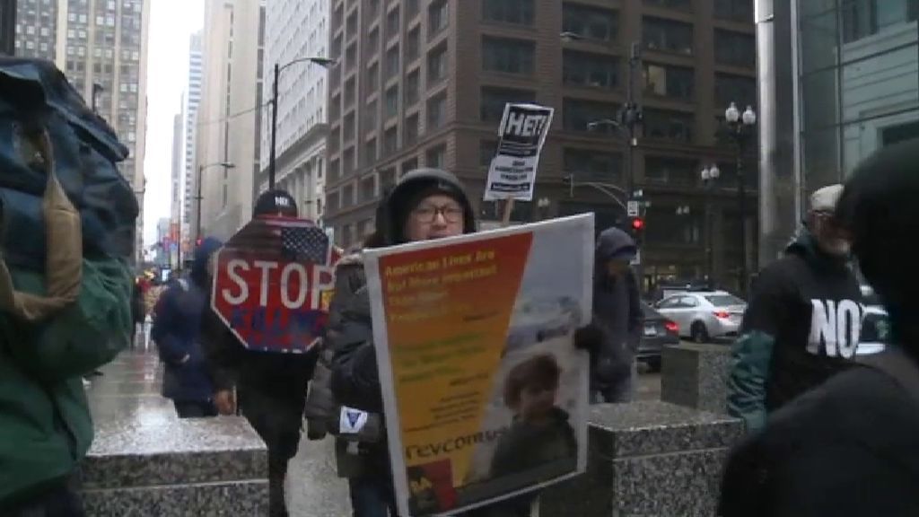 Decenas de norteamericanos se manifiestan en Chicago contra el ataque a Siria