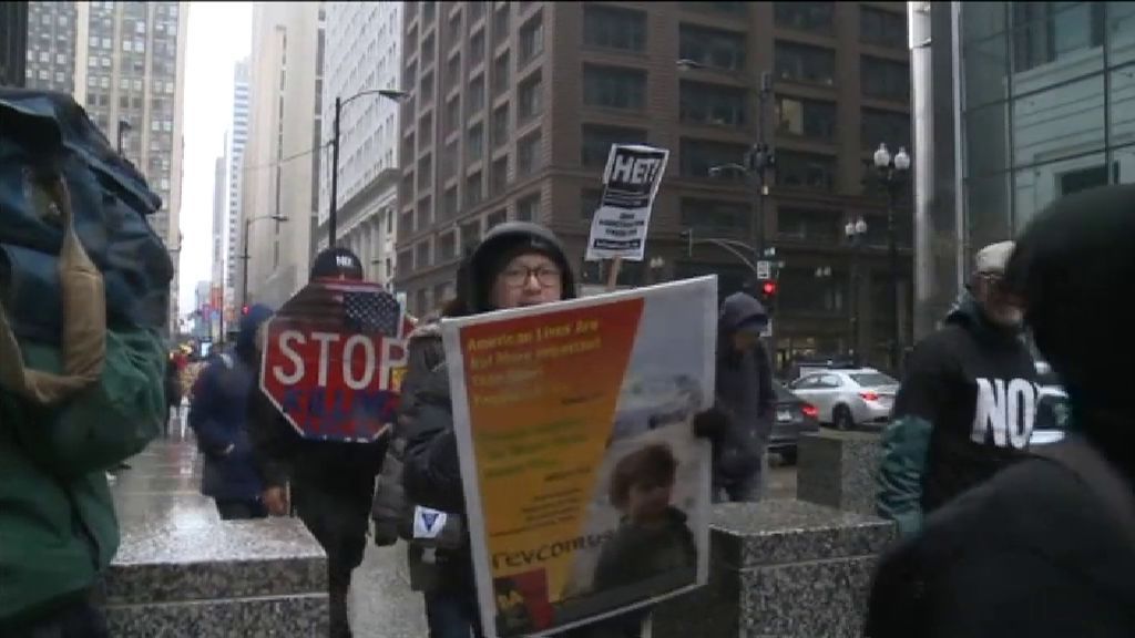 Decenas de norteamericanos se manifiestan en Chicago contra el ataque a Siria