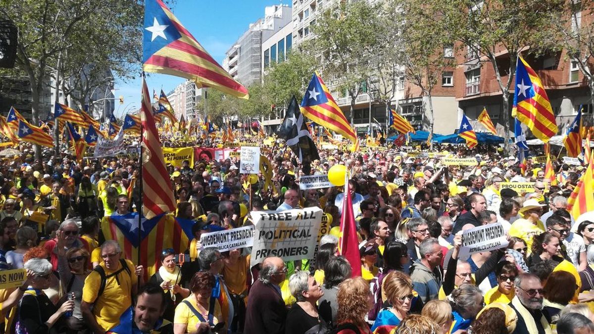 Miles de personas se concentran en Barcelona por los presos soberanistas al grito de "basta de rehenes"