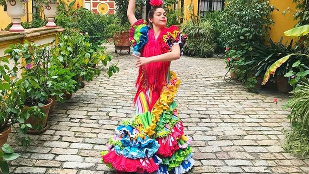 Cósima Ramírez, con un colorido traje de flamenca de Pepa Garrido