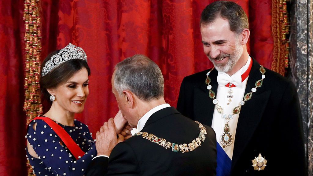 Felipe VI da la bienvenida al presidente de Portugal en el Palacio Real
