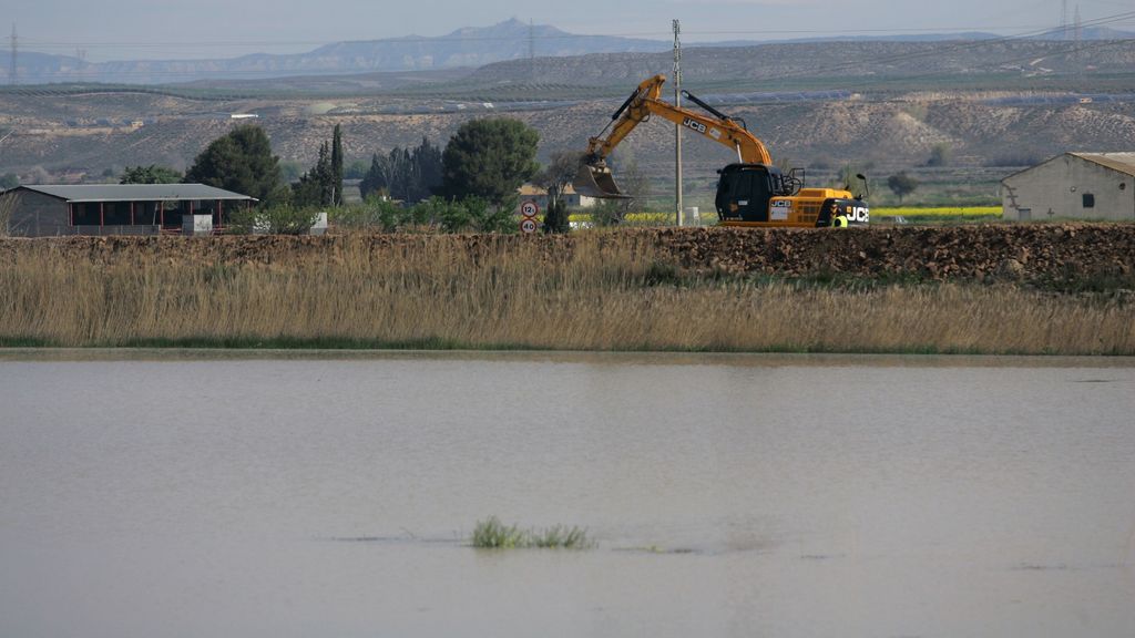 Pina de Ebro se prepara para un posible desbordamiento del río que podría llegar al centro del pueblo