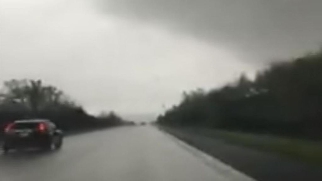 Engullidos por un tornado mientras conducían