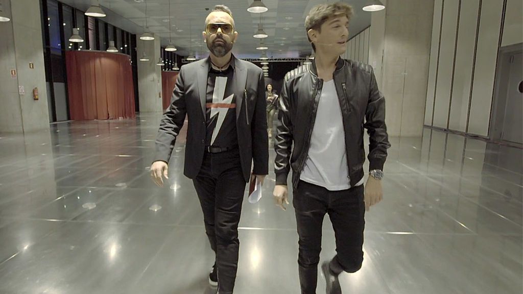 Laura Pausini bromea con sus compañeros: "Tengo tetas, ¡no puedo correr fuerte!"