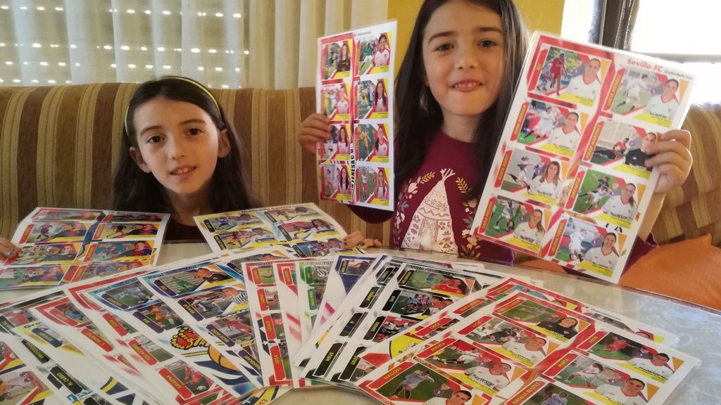 Una madre fabrica 250 cromos de la liga femenina para sus hijas y pide ayuda para completar los cinco equipos que le faltan