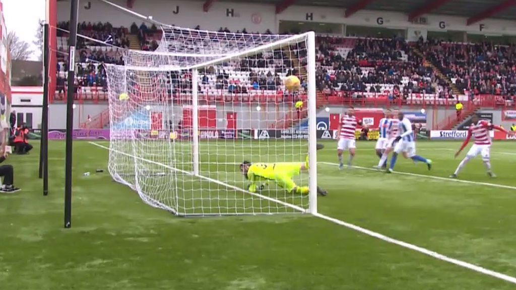 ¡Golazo con la cara! El balón golpea en el poste y entra tras pegar al portero en la cara