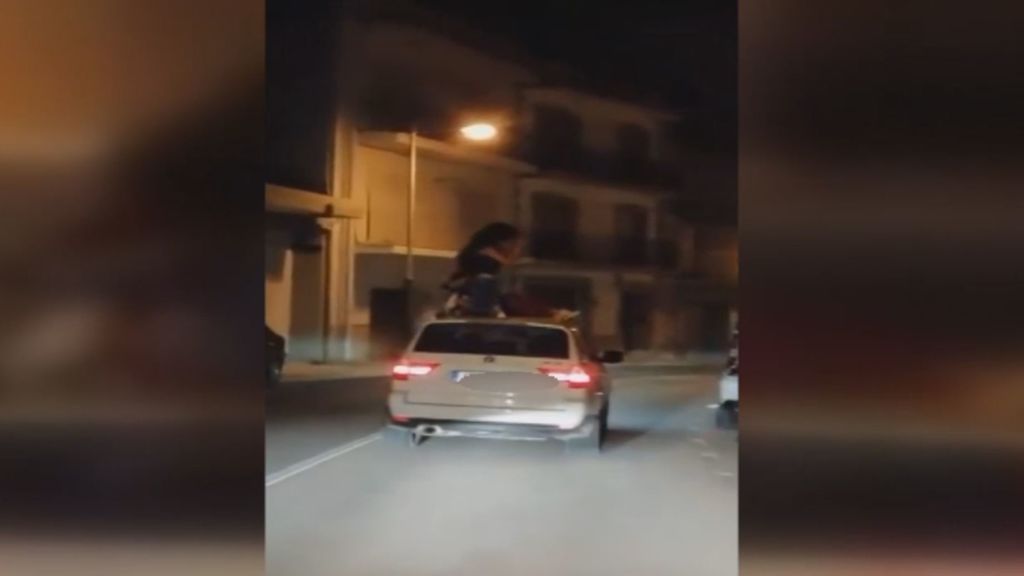 El peligroso baile de dos jóvenes sobre un coche en marcha en Alicante